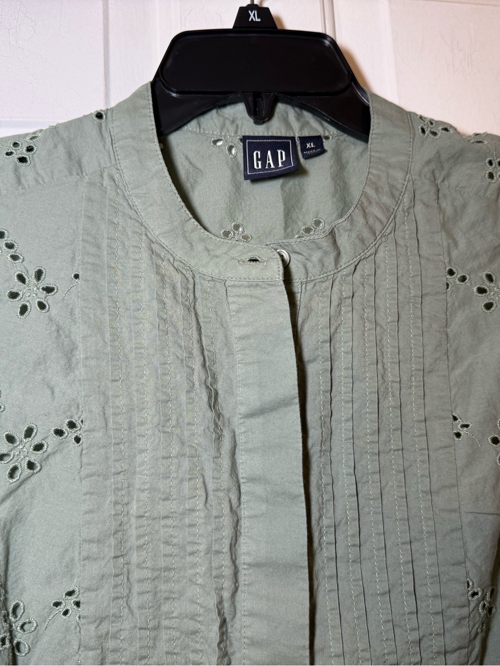 Gap Pleated Eyelet Ruffle Blouse XL Khaki Green Button Up Sleeveless Boho - Picture 3 of 8